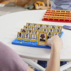 Hasbro Gaming Wie Is Het? -Spel Serie 1979989 e4384b5c